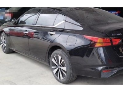 21年日产天籁中型车