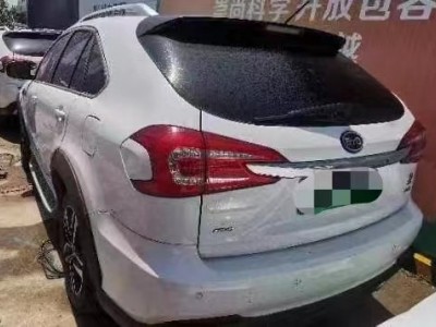 15年比亚迪唐中型车