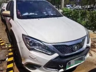 15年比亚迪唐中型车
