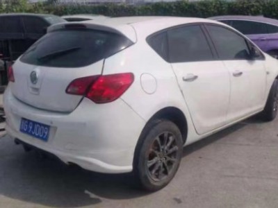 13年别克英朗中型车