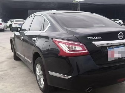 14年日产天籁小型车