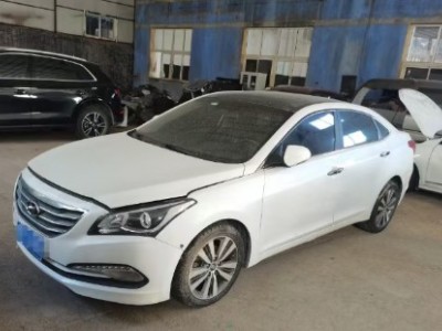 16年现代名图小型车