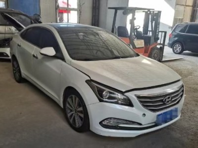 16年现代名图小型车