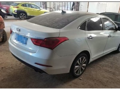 16年现代名图小型车