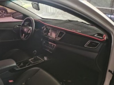 16年现代名图小型车