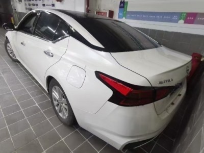 20年日产天籁小型车