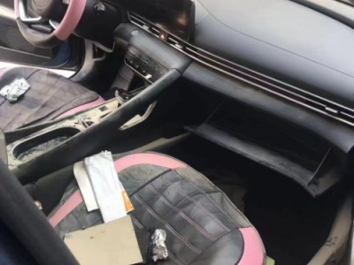 21年现代伊兰特中型车