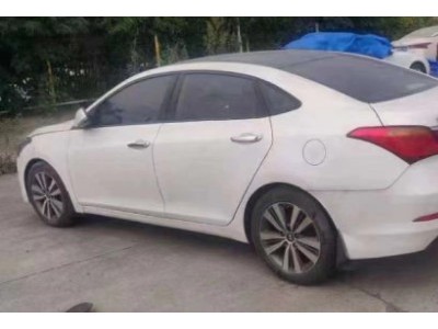 15年现代名图中型车