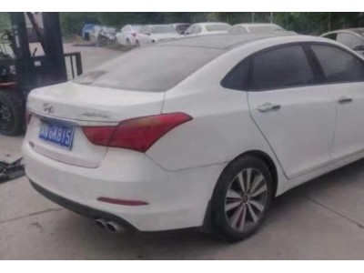 15年现代名图中型车