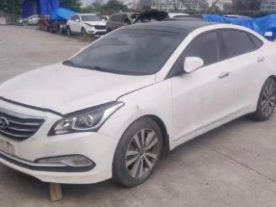 15年现代名图中型车