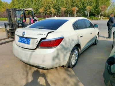 13年别克君越小型车