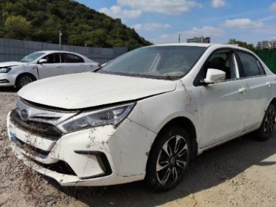 16年比亚迪秦小型车