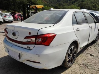 16年比亚迪秦小型车