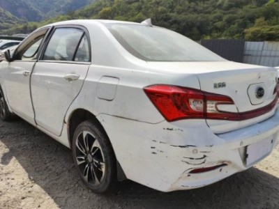 16年比亚迪秦小型车