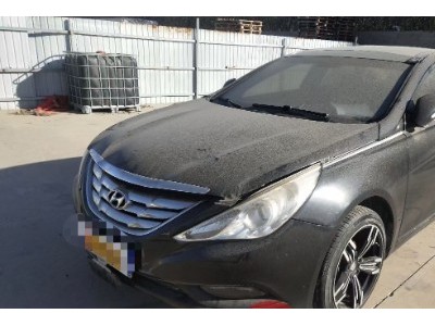 11年现代索纳塔小型车