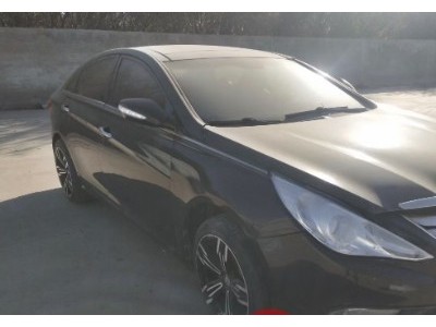 11年现代索纳塔小型车