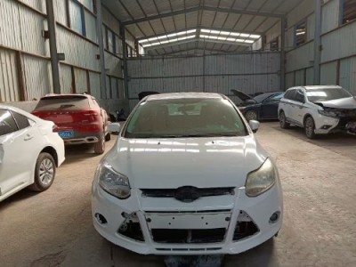 13年福特福克斯中型车