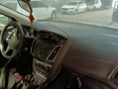 13年福特福克斯中型车