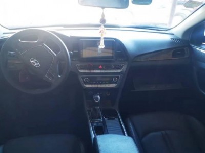 20年现代索纳塔小型车