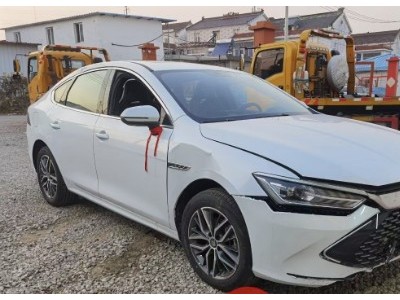 22年比亚迪秦中型车