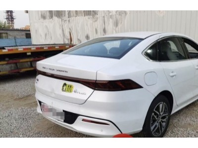 22年比亚迪秦中型车