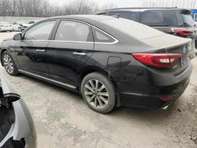 16年现代索纳塔中型车