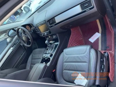 15年大众途锐中型车