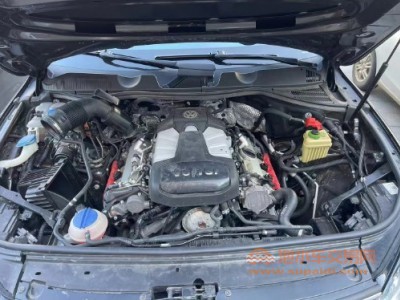 15年大众途锐中型车