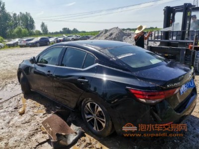 20年日产轩逸中型车