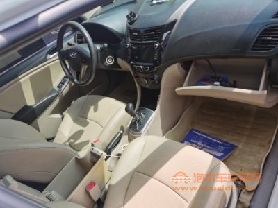 15年现代瑞纳中型车