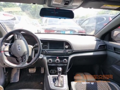 19年现代领动中型车