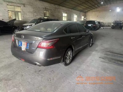 15年日产天籁中型车