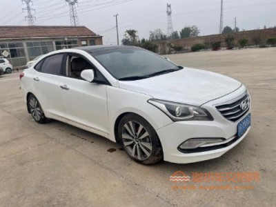 16年现代名图中型车