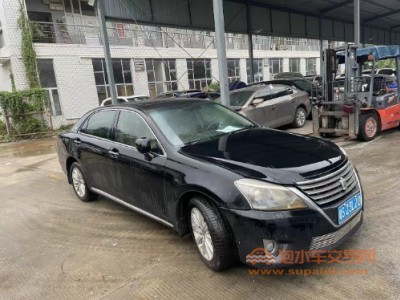 12年丰田皇冠中型车