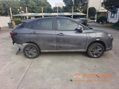 22年哪吒汽车V中型车