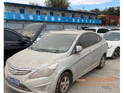 13年现代瑞纳中型车