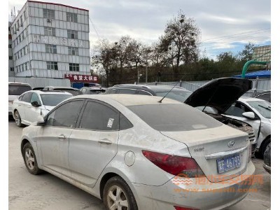13年现代瑞纳中型车