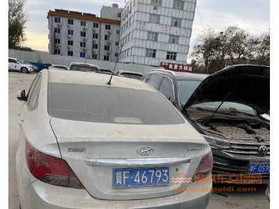 13年现代瑞纳中型车