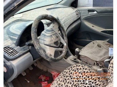 13年现代瑞纳中型车