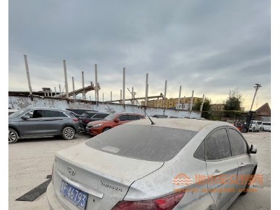 13年现代瑞纳中型车