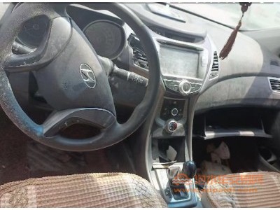 16年现代朗动中型车