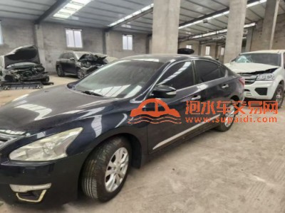 15年日产天籁中型车