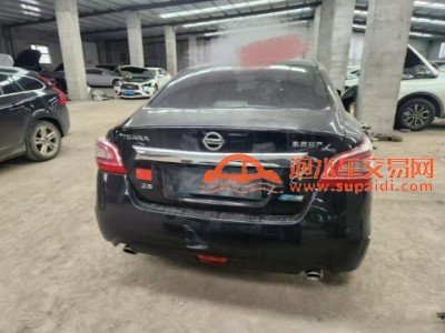 15年日产天籁中型车