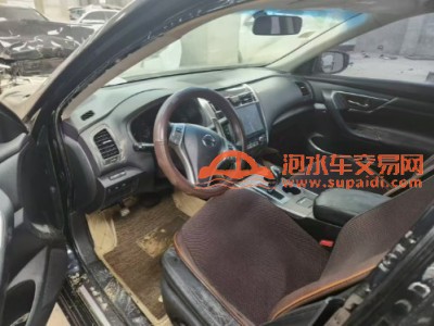 15年日产天籁中型车
