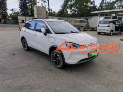 22年哪吒汽车V中型车
