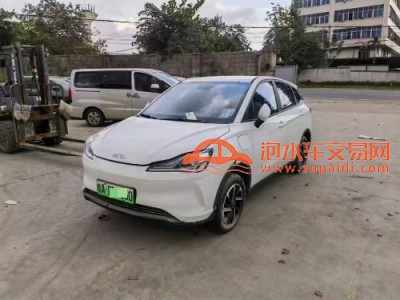 22年哪吒汽车V中型车