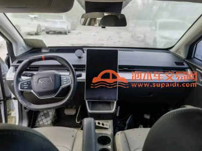 22年哪吒汽车V中型车
