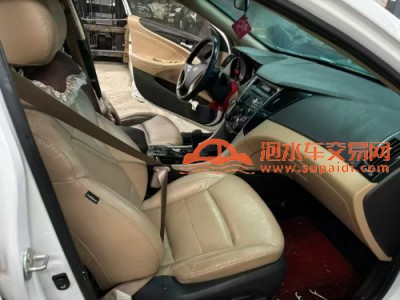 12年现代索纳塔中型车