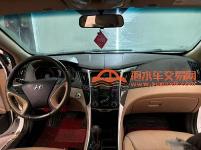 12年现代索纳塔中型车